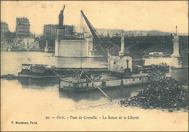 LA STATUE DE LA LIBERTÉ, PONT DE GRENELLE, ÎLE DES CYGNES, PARIS (Image: T. Brack's archives)