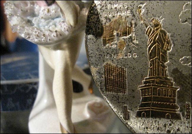 STATUE OF LIBERTY, NEW YORK CITY, HEART-SHAPED COMPACT MIRROR, 1950S