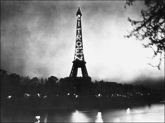 From the get-go, the Eiffel Tower has been a magnet for suicides (The Citroën Sign Years, 1925-1934, Image: T. Brack's archives)