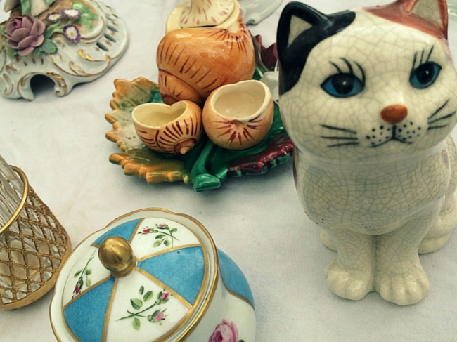 Collect one kitten, and you may want the entire lot, Marché aux Puces de Vanves (Photo by T. Brack)